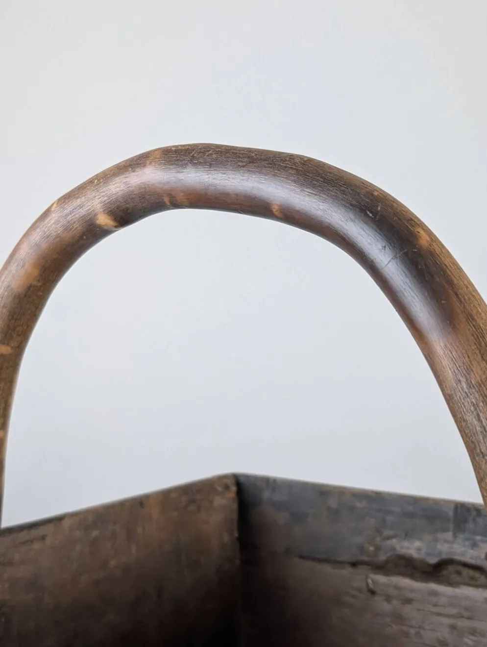 Panier en bois ancien avec ferrures en fer forgé, Wabi-Sabi, 19e siècle