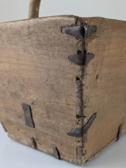Panier en bois ancien avec ferrures en fer forgé, Wabi-Sabi, 19e siècle