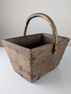 Panier en bois ancien avec ferrures en fer forgé, Wabi-Sabi, 19e siècle