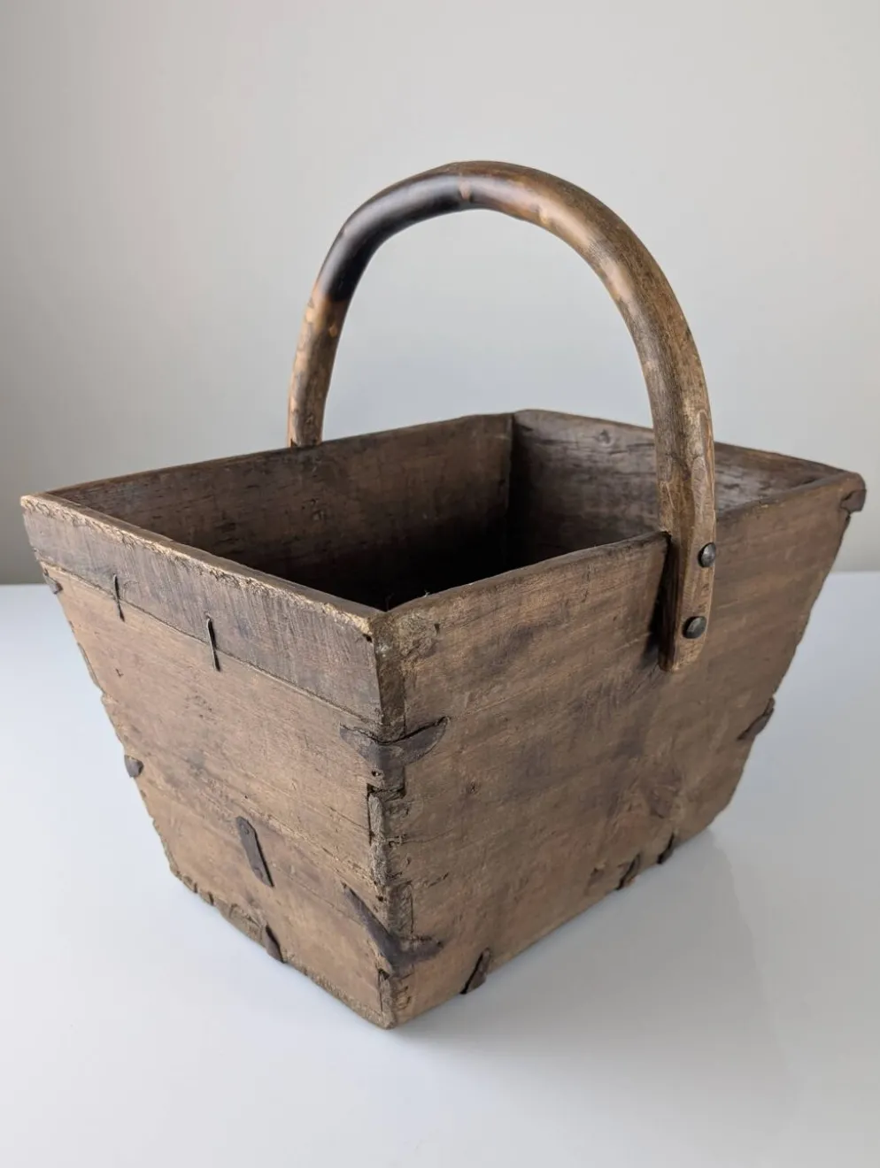 Panier en bois ancien avec ferrures en fer forgé, Wabi-Sabi, 19e siècle