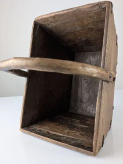 Panier en bois ancien avec ferrures en fer forgé, Wabi-Sabi, 19e siècle