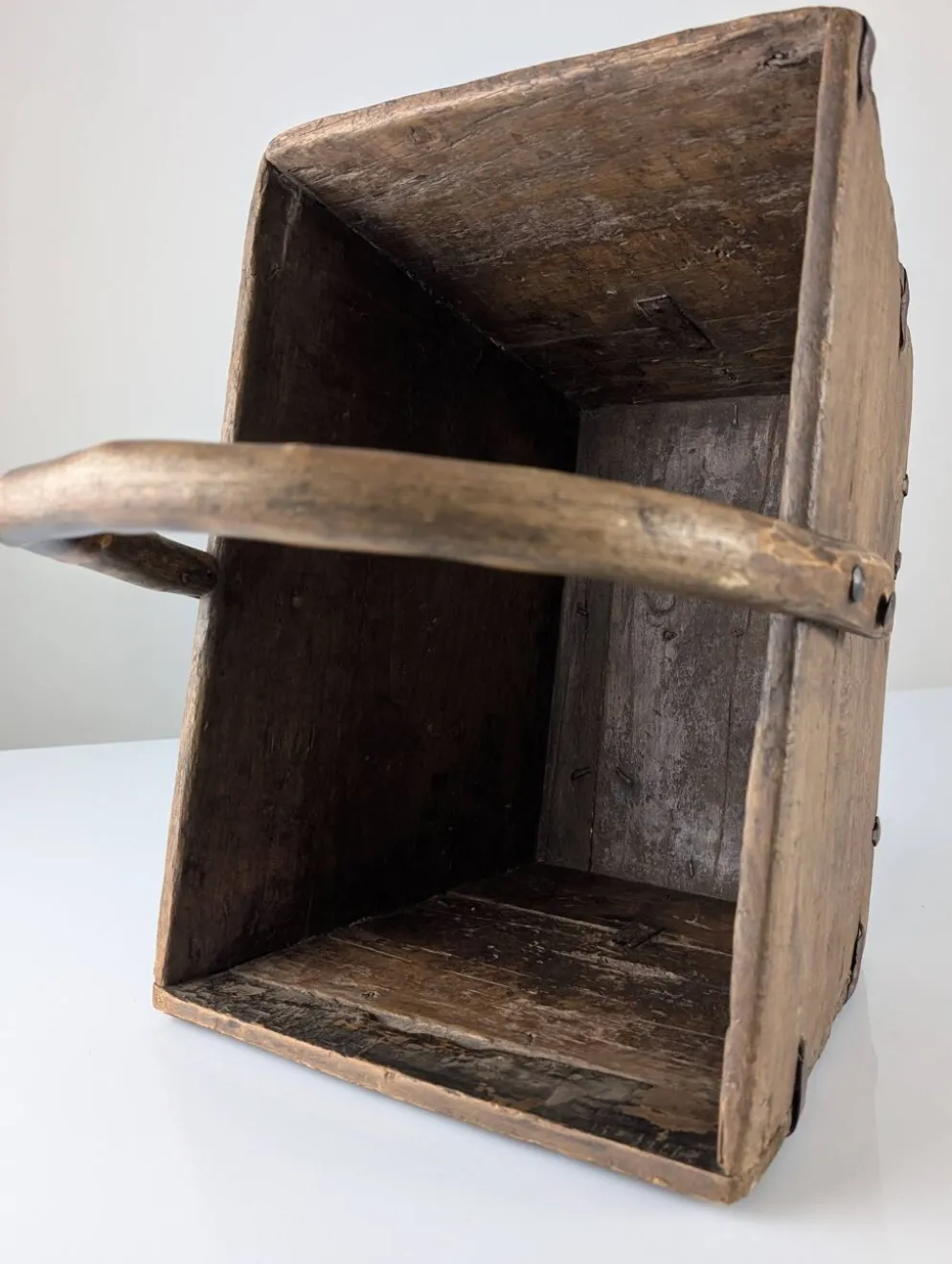 Panier en bois ancien avec ferrures en fer forgé, Wabi-Sabi, 19e siècle