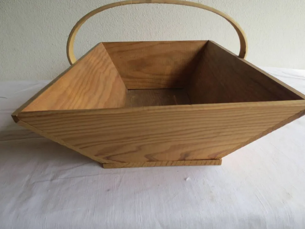 panier en bois massif ,pour vendanges