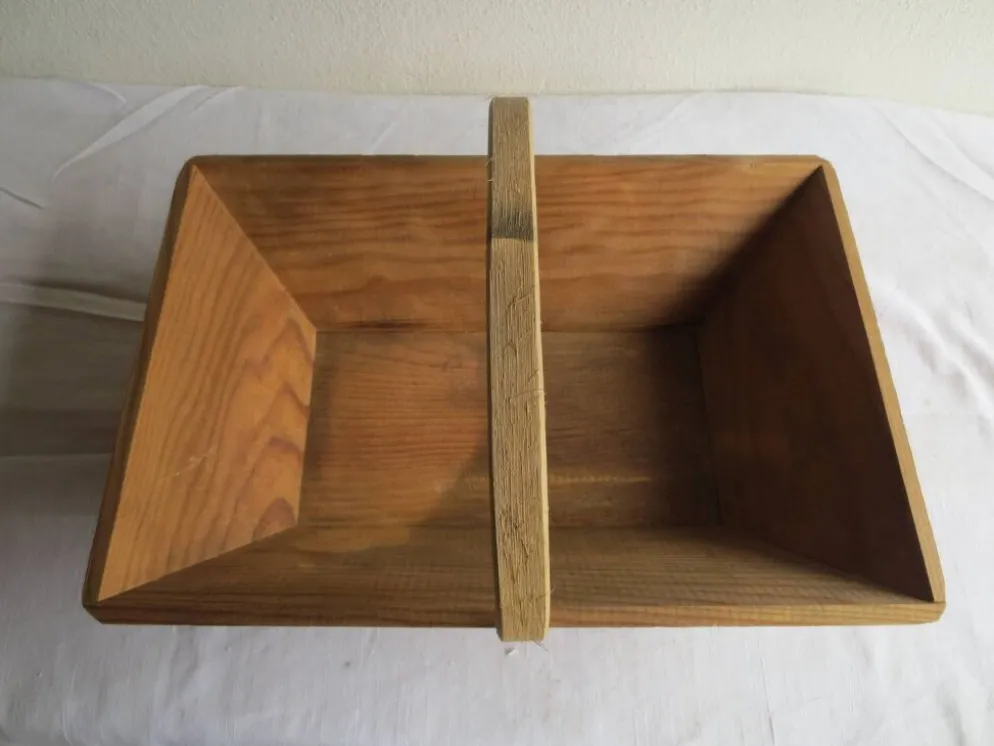 panier en bois massif ,pour vendanges
