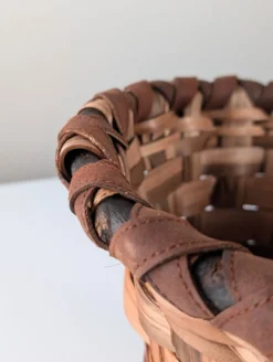 Panier en bois splint brutaliste et en laiton coulé de David Marshall, années 1970.