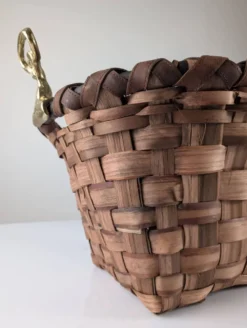 Panier en bois splint brutaliste et en laiton coulé de David Marshall, années 1970.