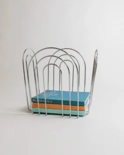 Panier en métal chromé vintage au design Space Age des années 1980 – rangement argenté pour magazines, couvertures, 37x42x34 cm