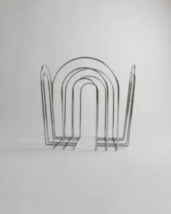 Panier en métal chromé vintage au design Space Age des années 1980 – rangement argenté pour magazines, couvertures, 37x42x34 cm