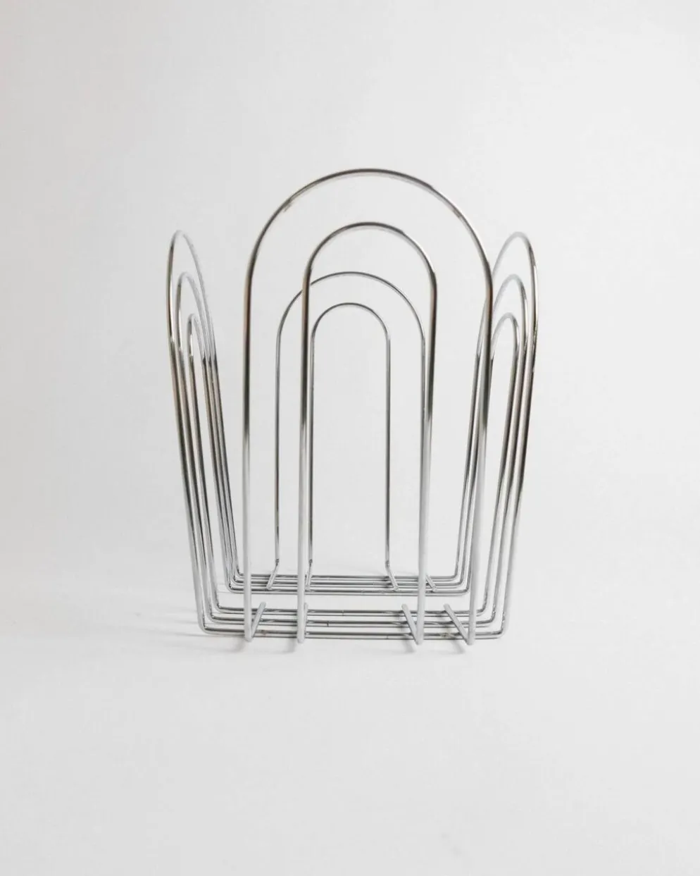 Panier en métal chromé vintage au design Space Age des années 1980 – rangement argenté pour magazines, couvertures, 37x42x34 cm