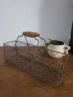Panier en métal grillagé