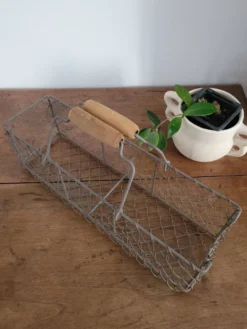Panier en métal grillagé