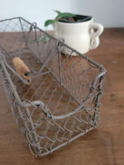 Panier en métal grillagé
