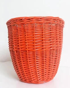 Panier en osier corail rouge bohème des années 1960, France.