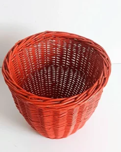 Panier en osier corail rouge bohème des années 1960, France.