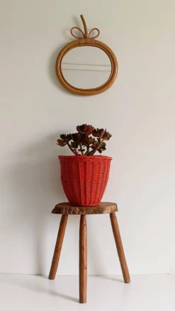 Panier en osier corail rouge bohème des années 1960, France.