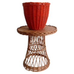 Panier en osier corail rouge bohème des années 1960, France.