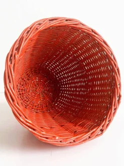 Panier en osier corail rouge bohème des années 1960, France.