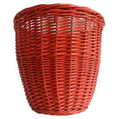Panier en osier corail rouge bohème des années 1960, France.