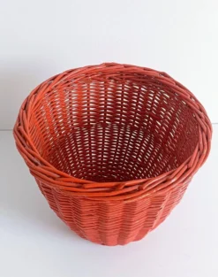 Panier en osier corail rouge bohème des années 1960, France.