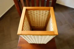 Panier en plastique tressé rétro avec cadre en bois