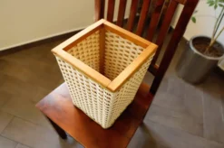 Panier en plastique tressé rétro avec cadre en bois