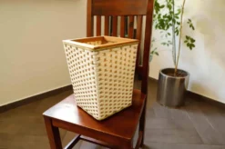 Panier en plastique tressé rétro avec cadre en bois