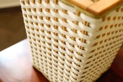 Panier en plastique tressé rétro avec cadre en bois