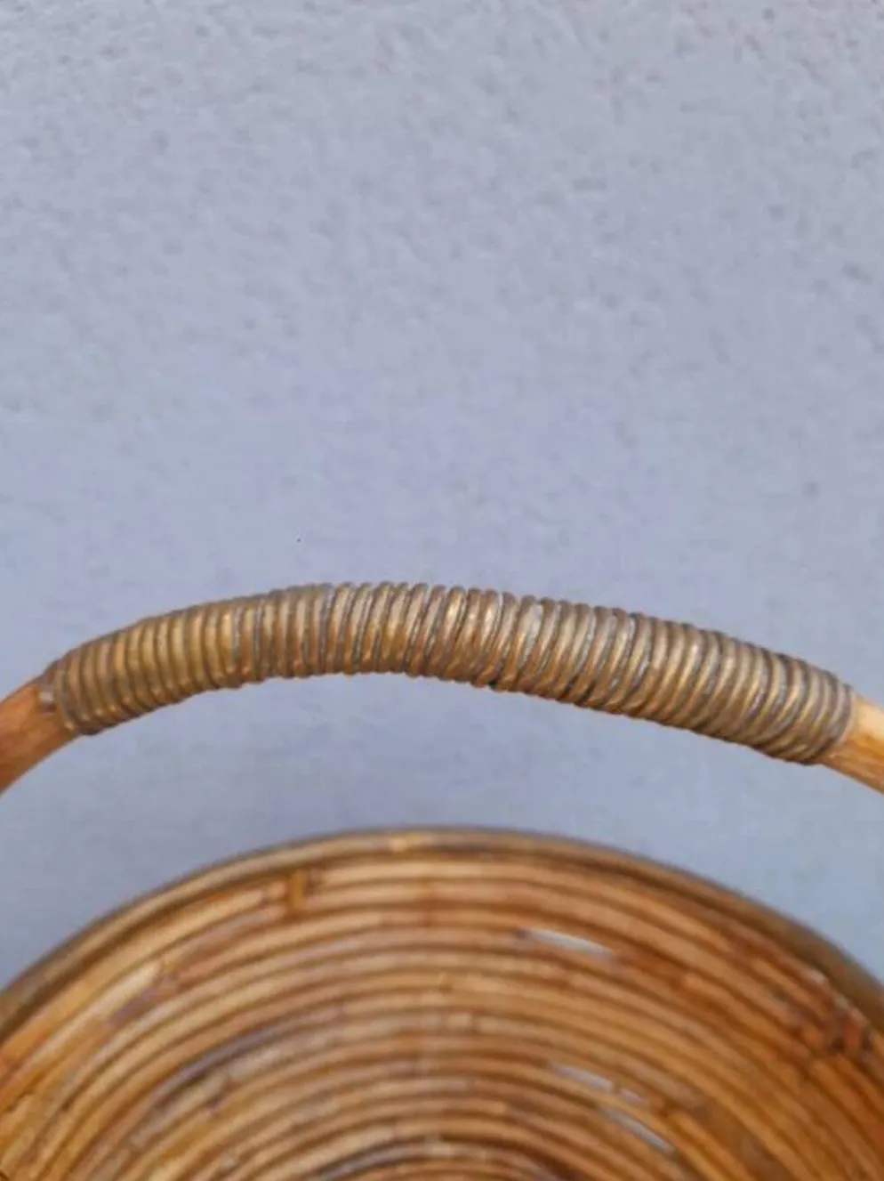 Panier en rotin et laiton 1970