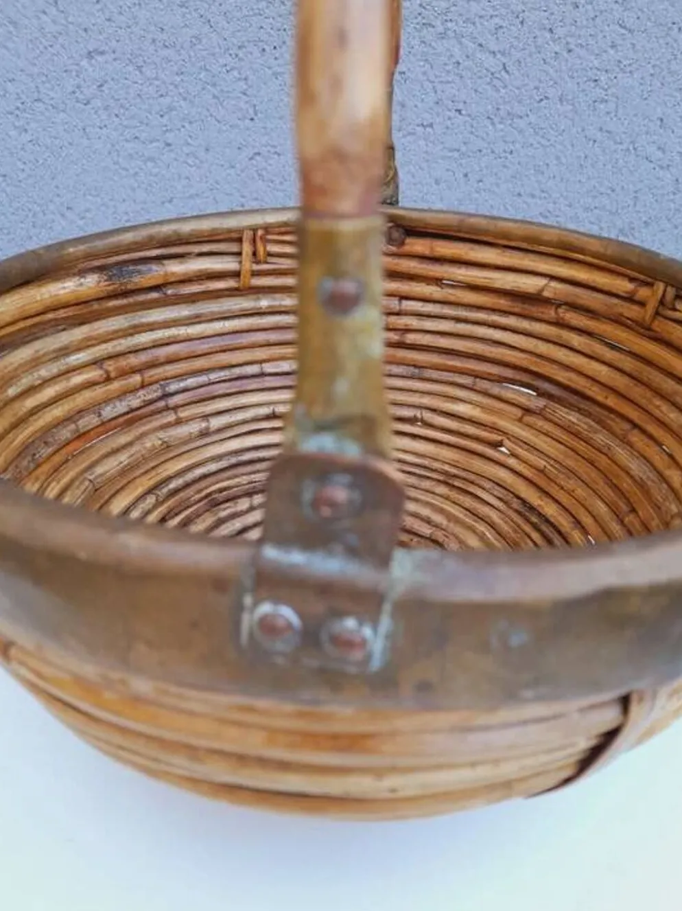 Panier en rotin et laiton 1970