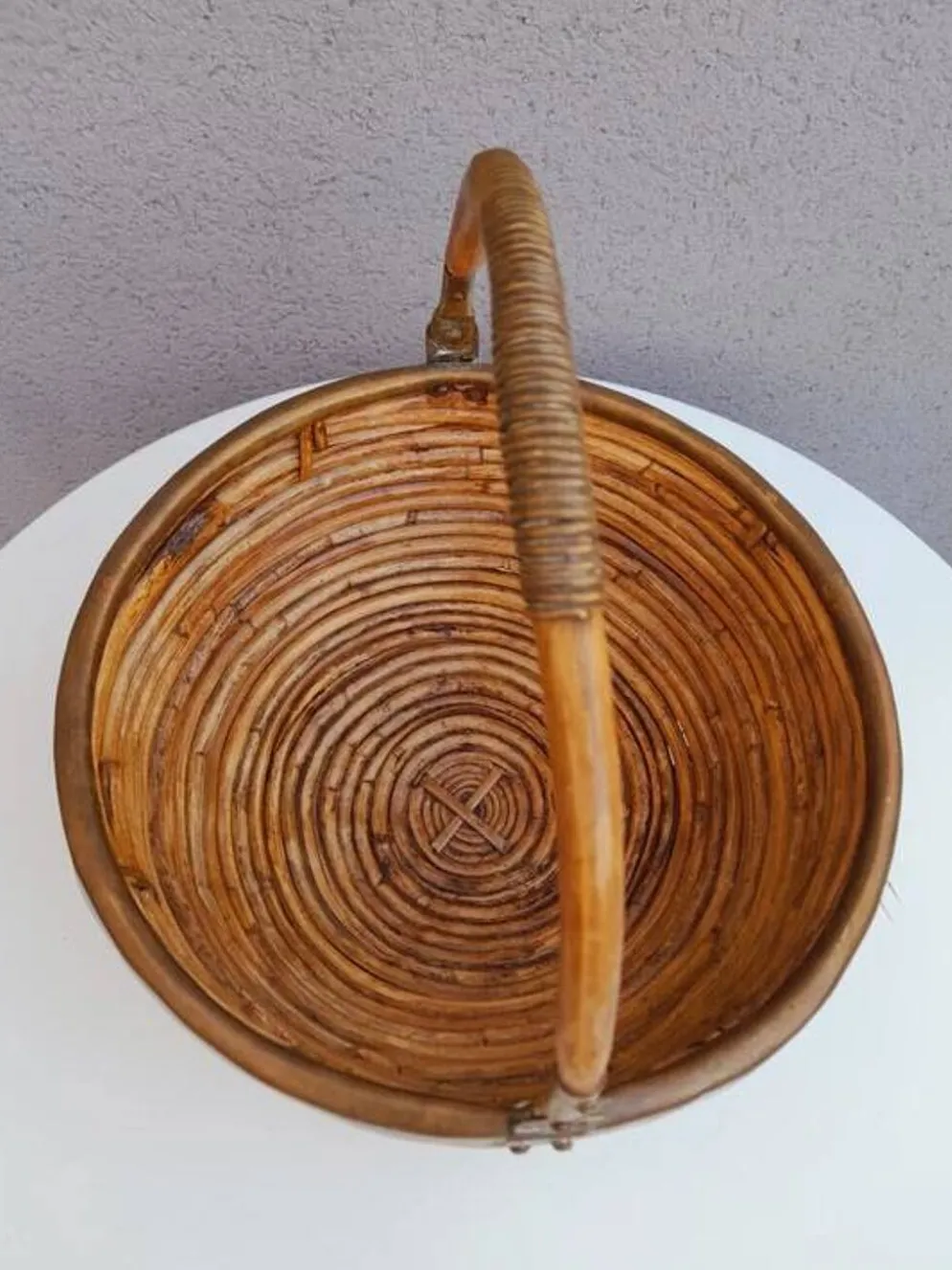 Panier en rotin et laiton 1970