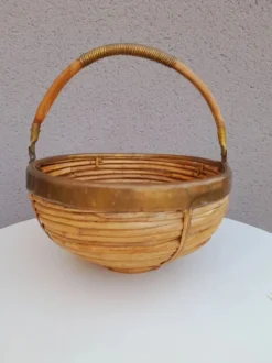Panier en rotin et laiton 1970