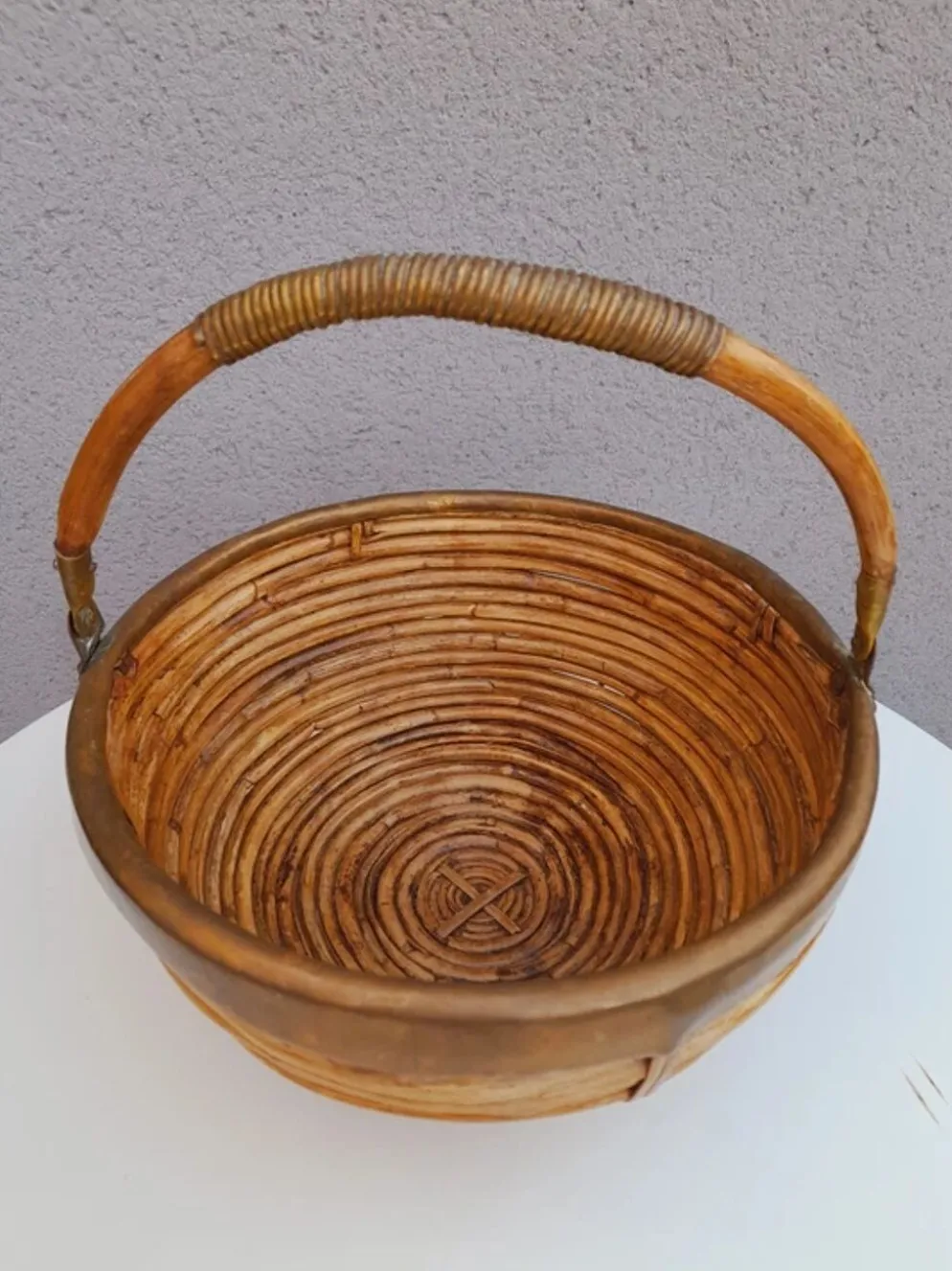 Panier en rotin et laiton 1970