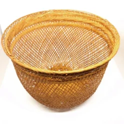 Panier en rotin tressé ajouré