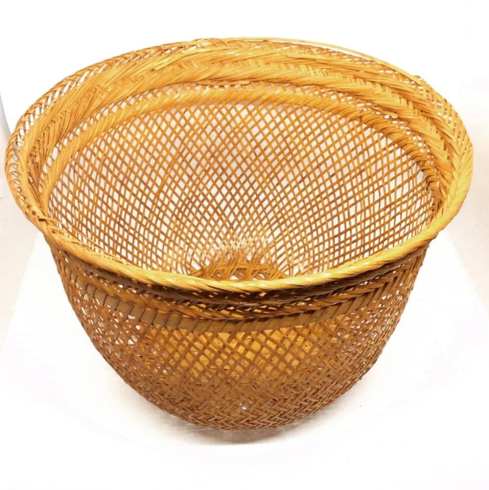 Panier en rotin tressé ajouré