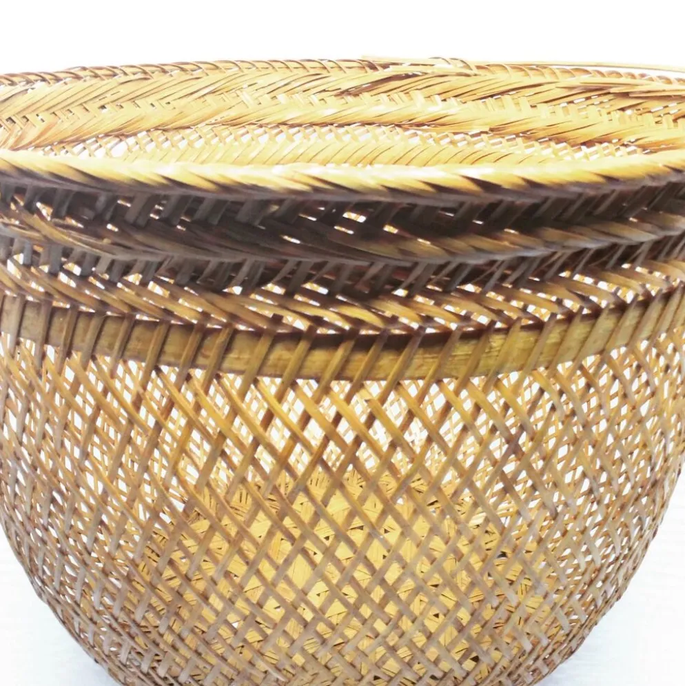 Panier en rotin tressé ajouré