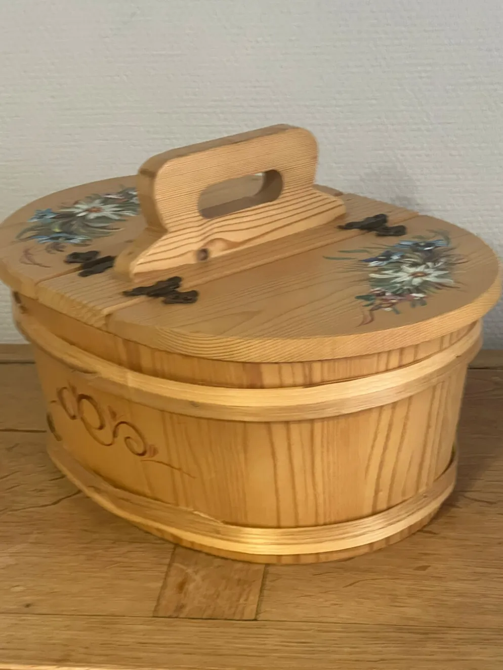 Panier fabriqué et peint à la main