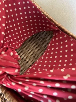 Panier gondole en osier 1960 doublé de coton a pois rouges
