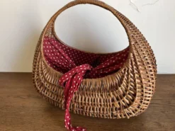 Panier gondole en osier 1960 doublé de coton a pois rouges