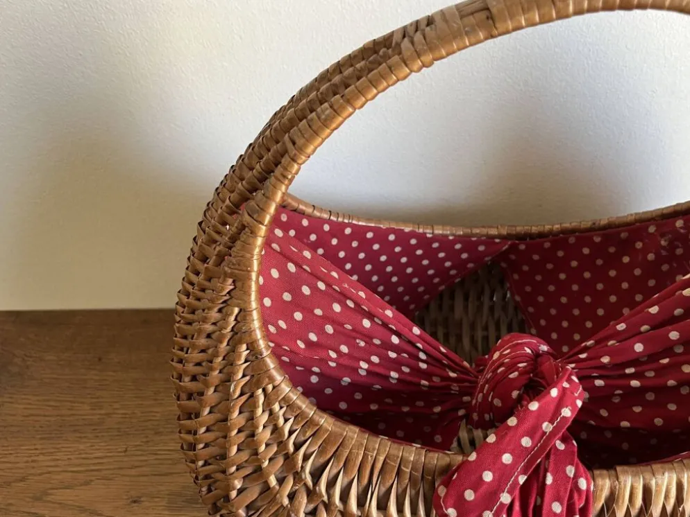 Panier gondole en osier 1960 doublé de coton a pois rouges