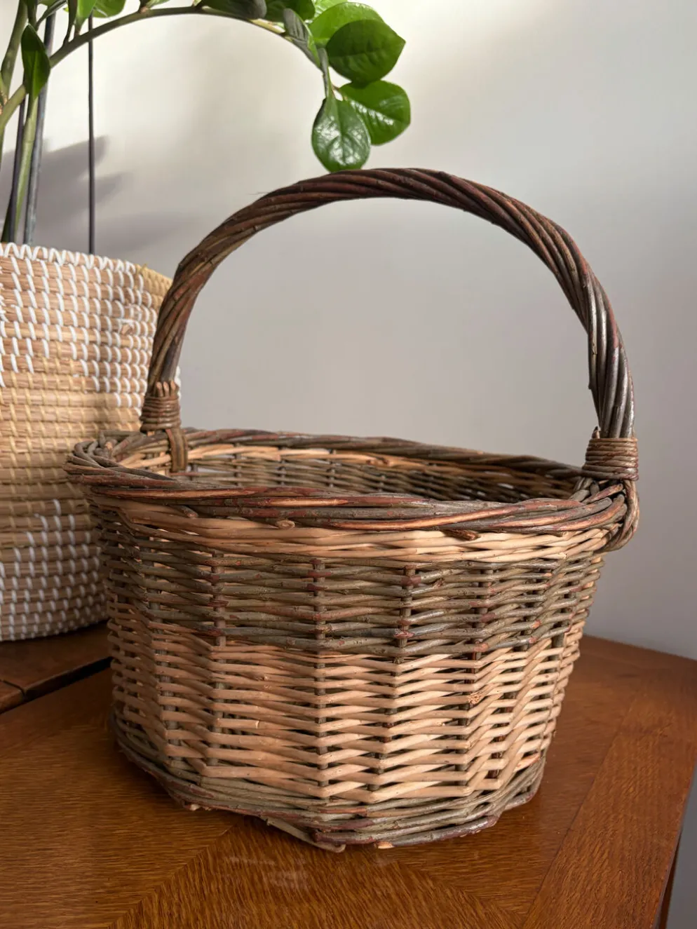 Panier osier tressé vintage , grande anse