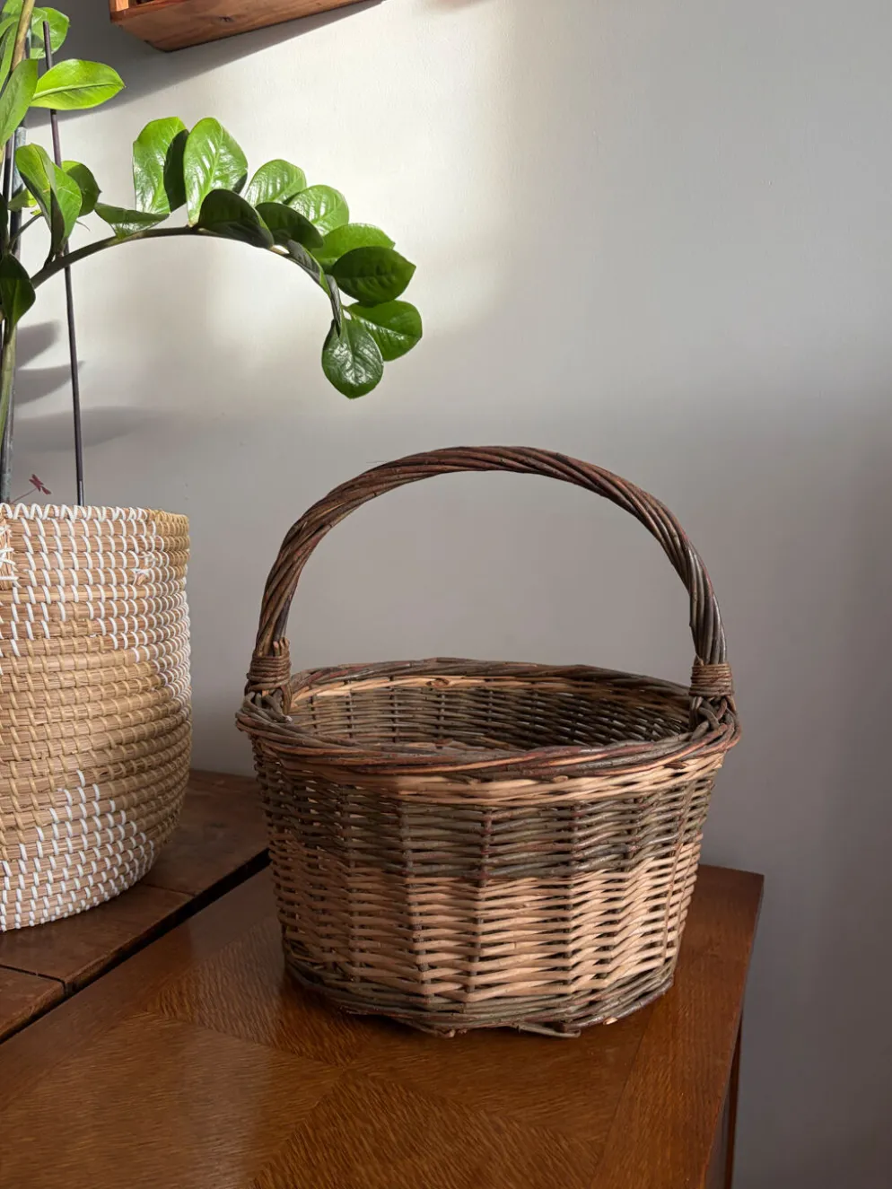 Panier osier tressé vintage , grande anse