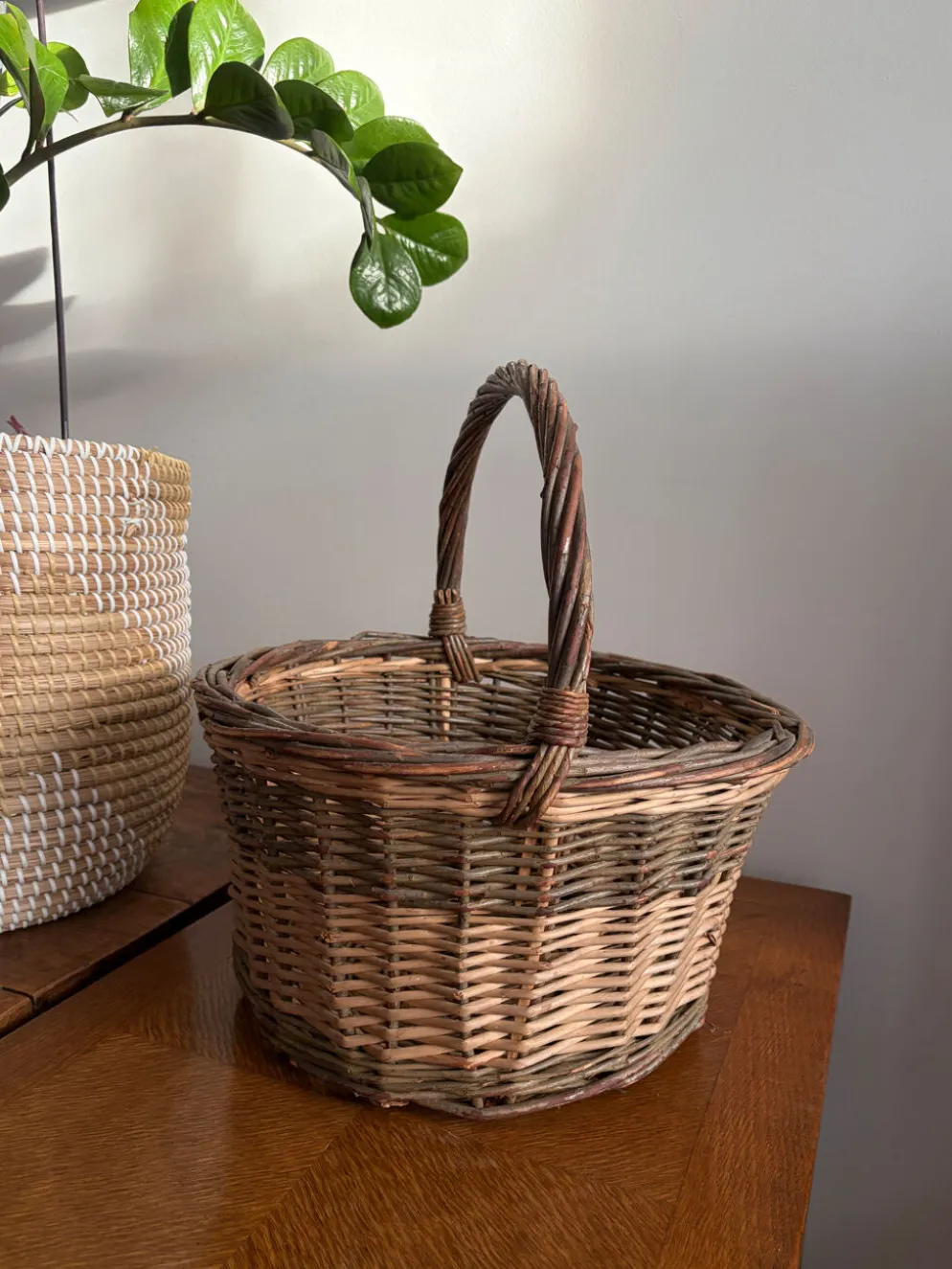 Panier osier tressé vintage , grande anse