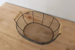 Panier ovale en métal grillagé avec poignées en bois