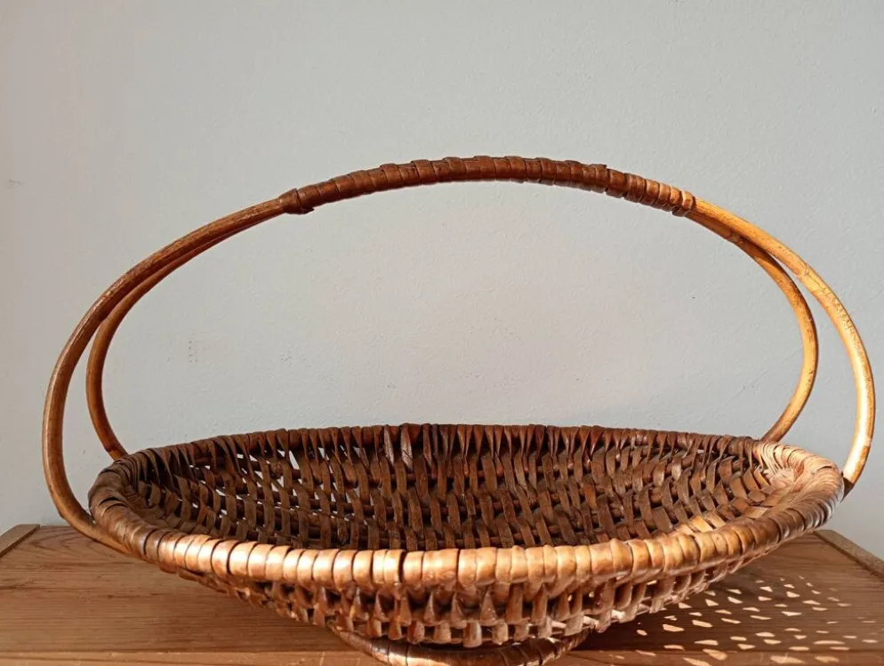 Panier plat en osier tressé