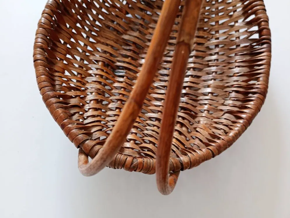 Panier plat en osier tressé