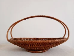 Panier plat en osier tressé