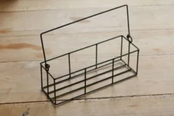 Panier rectangulaire en métal à structure filaire, doté d’une anse mobile e