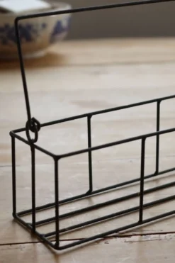 Panier rectangulaire en métal à structure filaire, doté d’une anse mobile e