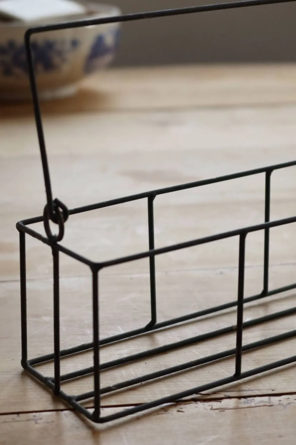 Panier rectangulaire en métal à structure filaire, doté d’une anse mobile e