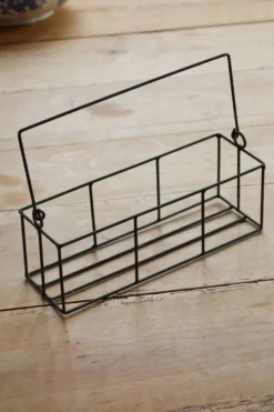 Panier rectangulaire en métal à structure filaire, doté d’une anse mobile e